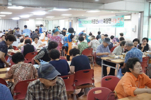 [시립은평노인종합복지관] 은평노인종합복지관 어르신을 위한 짜장면 나눔잔치