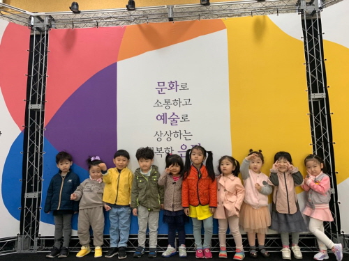 [응암새싹어린이집] 4월 은평문화예술회관에서 '욕쟁이 할머니와 암탉' 뮤지컬 관람했...