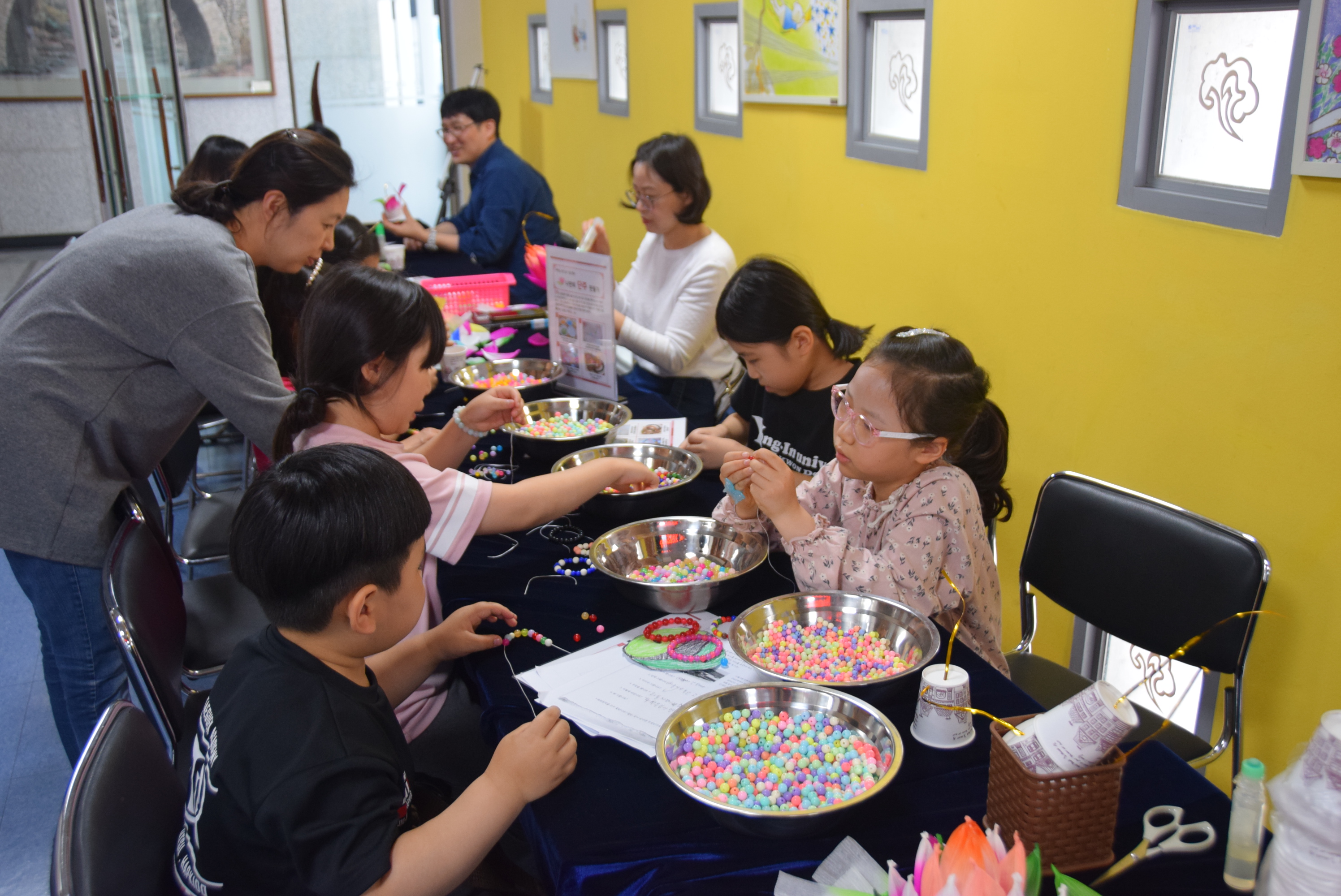 [은평구립도서관] 부처님 오신 날 기념 '연등 및 오색빛깔 단주 만들기'