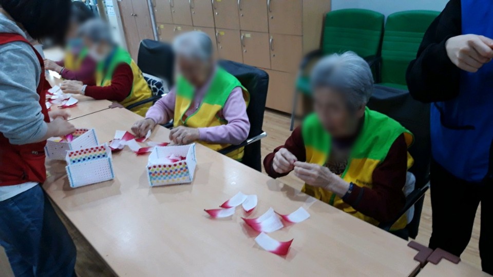 [은평신사데이케어센터]2020년 4월 22일 연꽃만들기 체험행사 진행