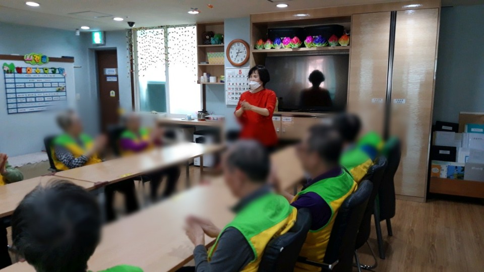 [은평신사데이케어센터]2020년 5월 13일 웃음치료 프로그램 진행