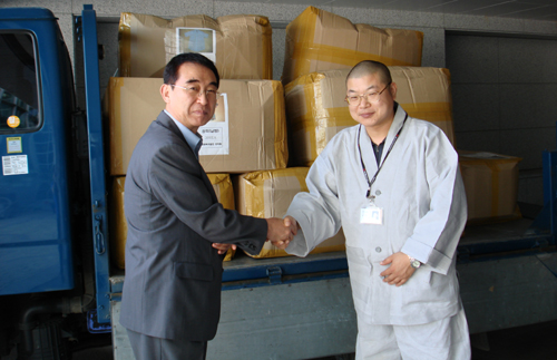 조계종민족공동체추진본부에 북한주민돕기 의류 기증